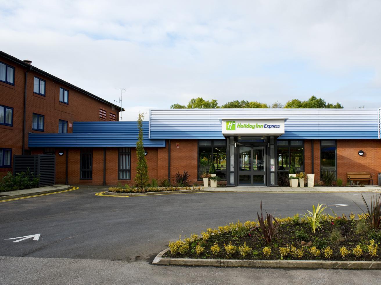 Holiday Inn Express Preston South By Ihg Exterior photo